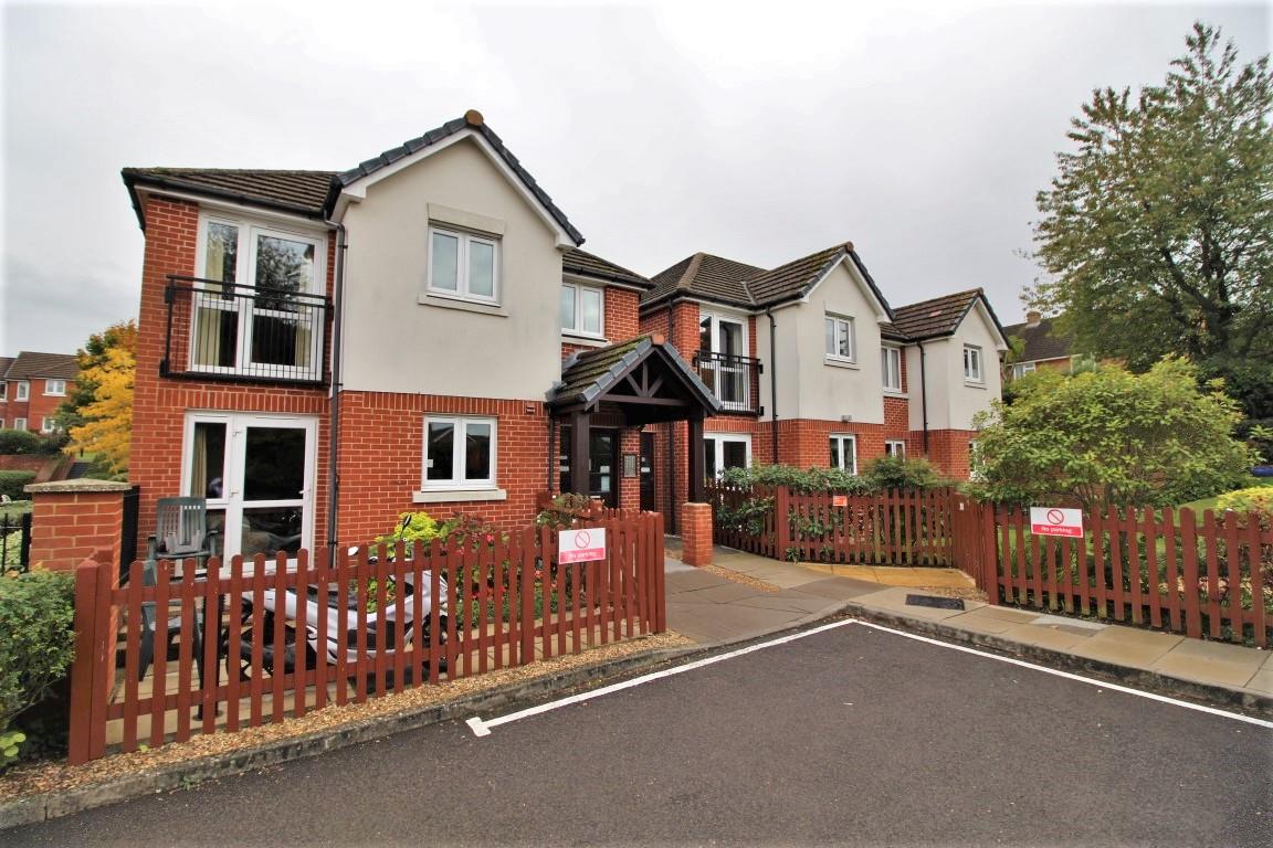 2 bed property in Sheppard Court, Reading